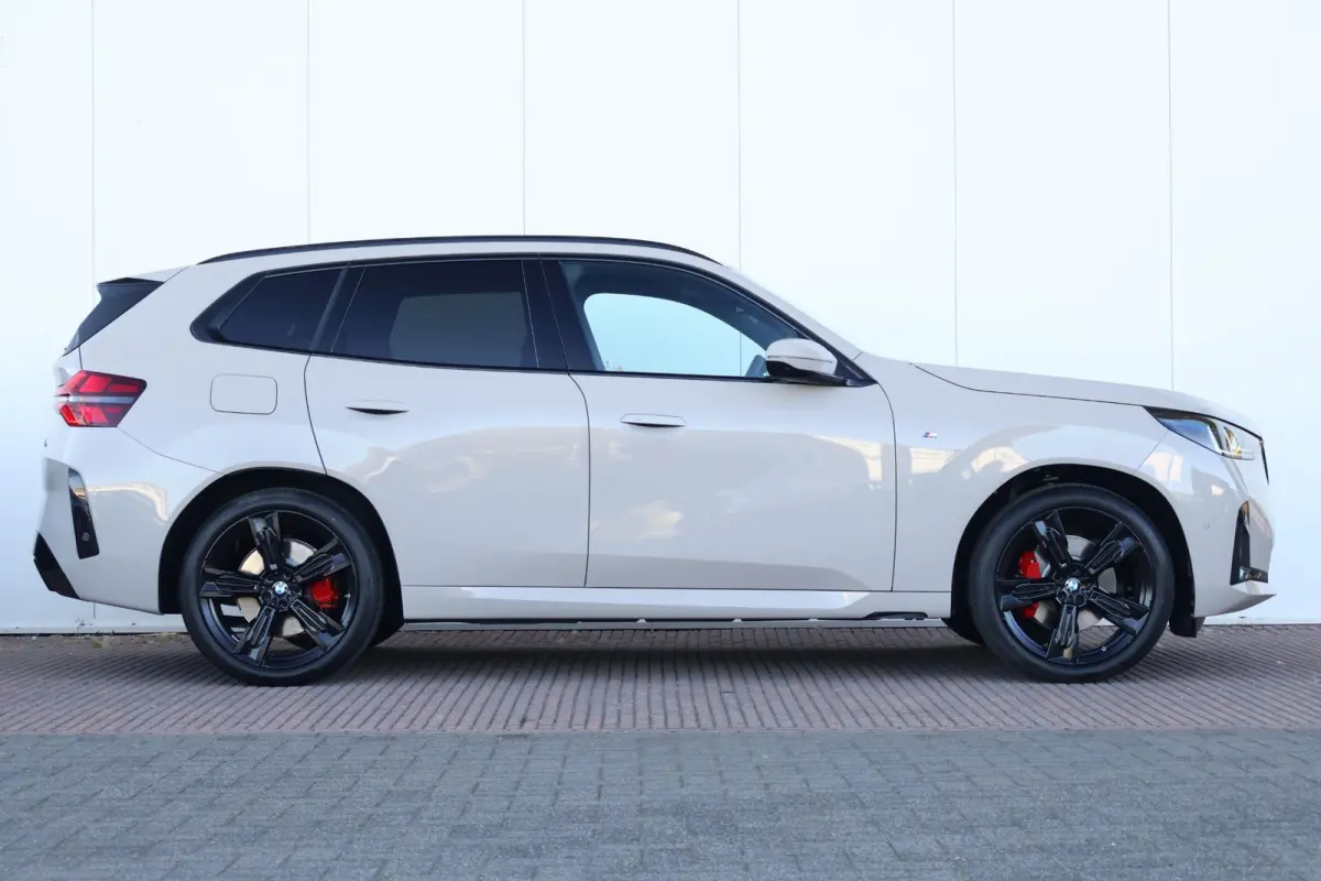 30e xDrive | Sport Pakket Pro | Panorama Dak | Harman Kardon | Driving Assistant Professional | Parking Assistant Plus | Elektr. Stoelen | Stuur & Stoelverwarming Voor en Achter |