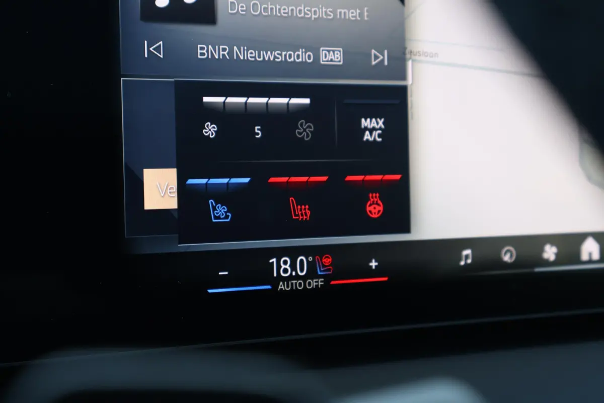 30e xDrive | Sport Pakket Pro | Panorama Dak | Harman Kardon | Driving Assistant Professional | Parking Assistant Plus | Elektr. Stoelen | Stuur & Stoelverwarming Voor en Achter |