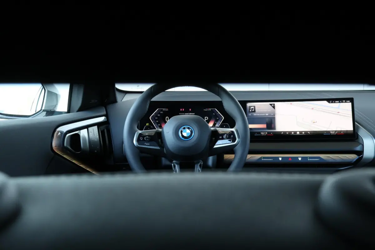 30e xDrive | Sport Pakket Pro | Panorama Dak | Harman Kardon | Driving Assistant Professional | Parking Assistant Plus | Elektr. Stoelen | Stuur & Stoelverwarming Voor en Achter |