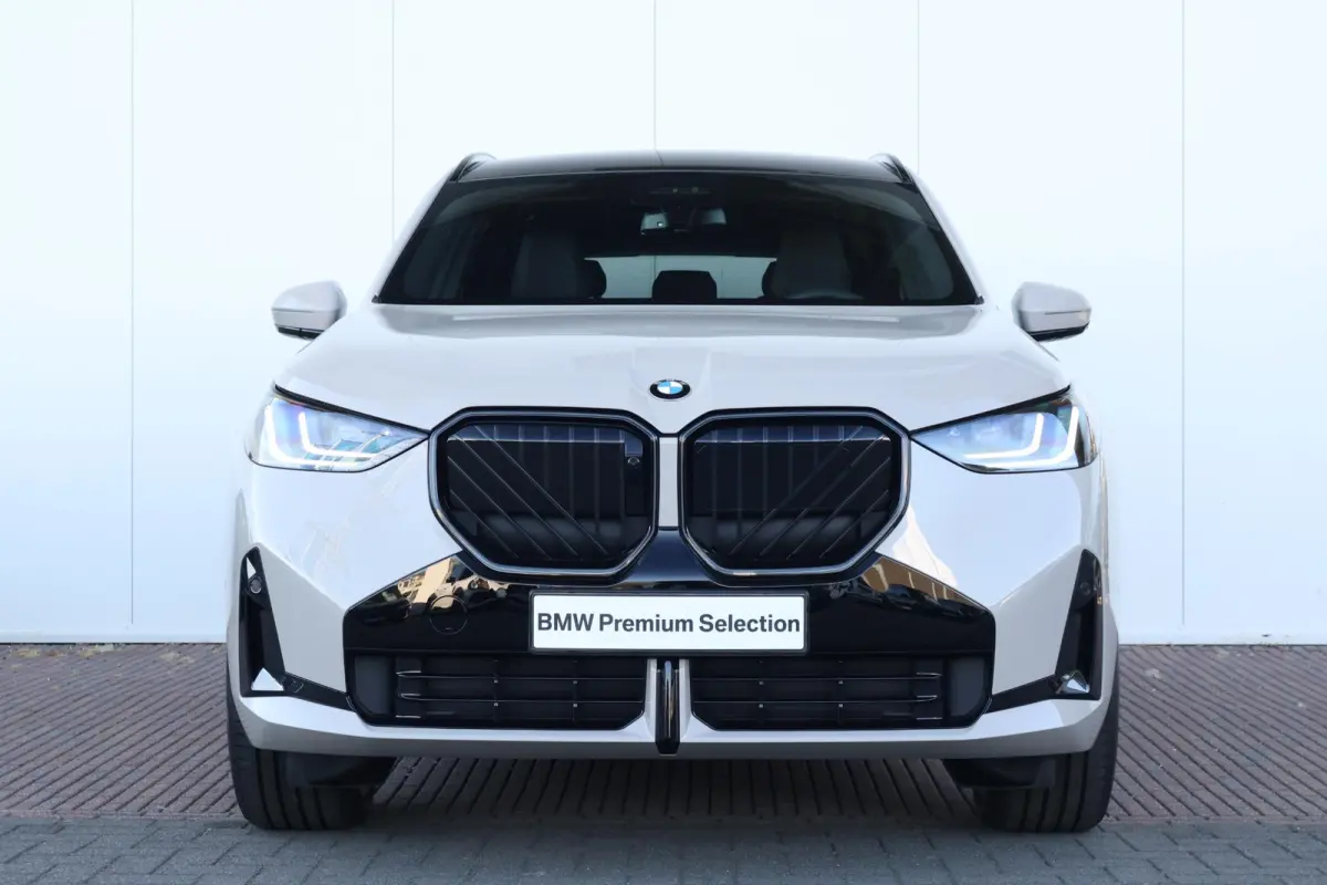 30e xDrive | Sport Pakket Pro | Panorama Dak | Harman Kardon | Driving Assistant Professional | Parking Assistant Plus | Elektr. Stoelen | Stuur & Stoelverwarming Voor en Achter |