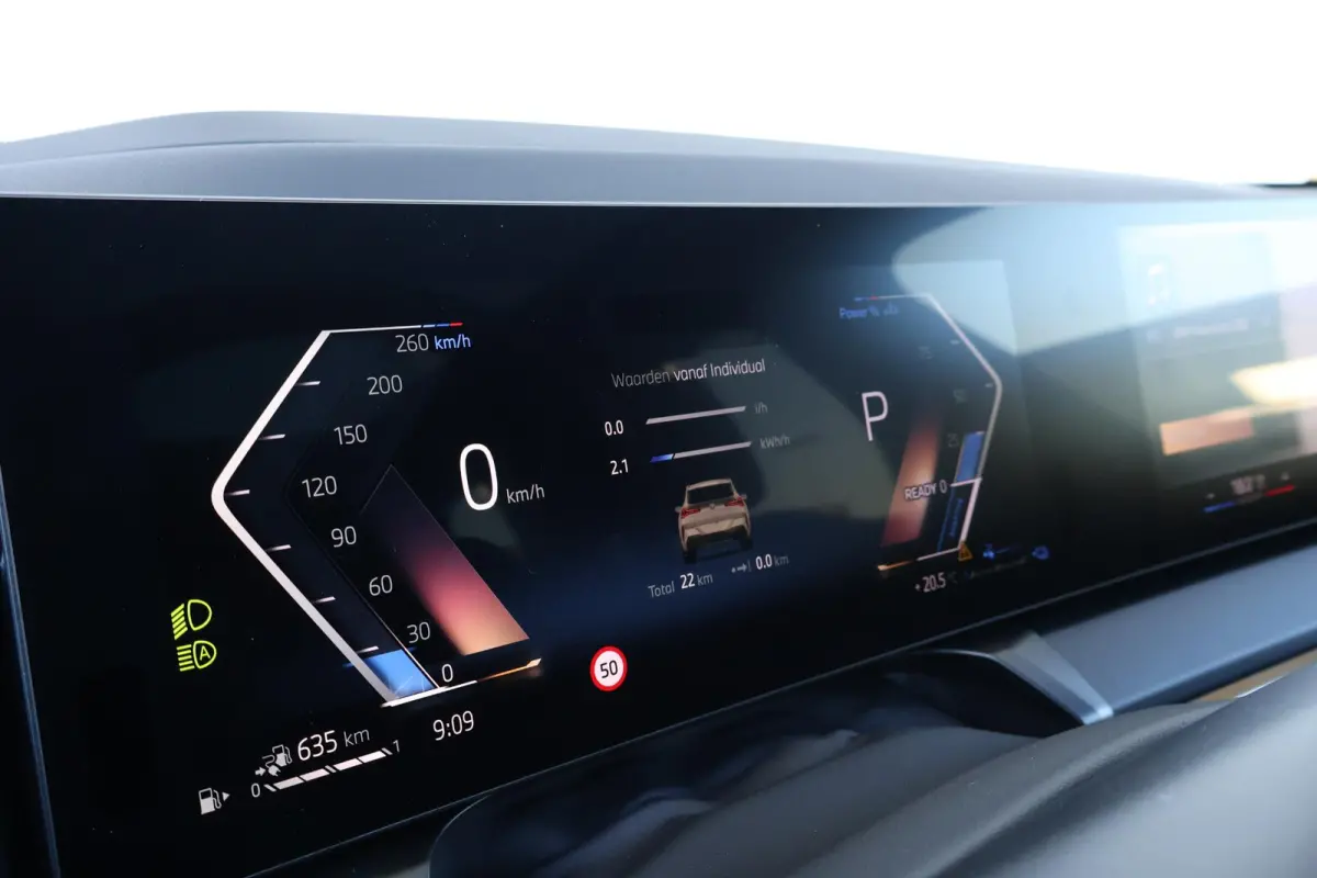 30e xDrive | Sport Pakket Pro | Panorama Dak | Harman Kardon | Driving Assistant Professional | Parking Assistant Plus | Elektr. Stoelen | Stuur & Stoelverwarming Voor en Achter |