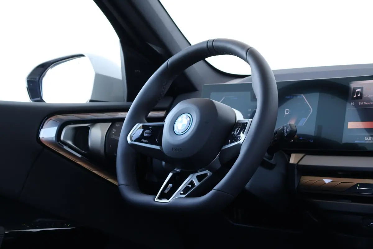 30e xDrive | Sport Pakket Pro | Panorama Dak | Harman Kardon | Driving Assistant Professional | Parking Assistant Plus | Elektr. Stoelen | Stuur & Stoelverwarming Voor en Achter |