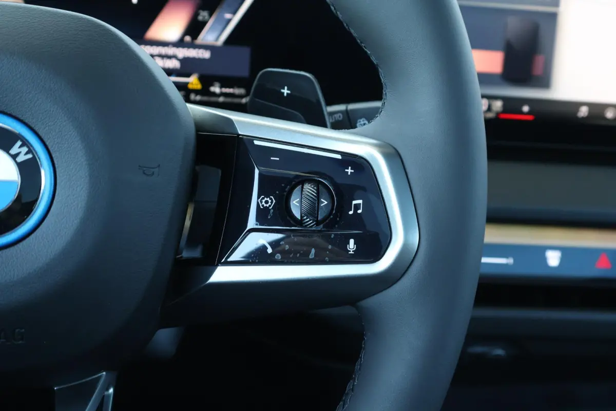 30e xDrive | Sport Pakket Pro | Panorama Dak | Harman Kardon | Driving Assistant Professional | Parking Assistant Plus | Elektr. Stoelen | Stuur & Stoelverwarming Voor en Achter |