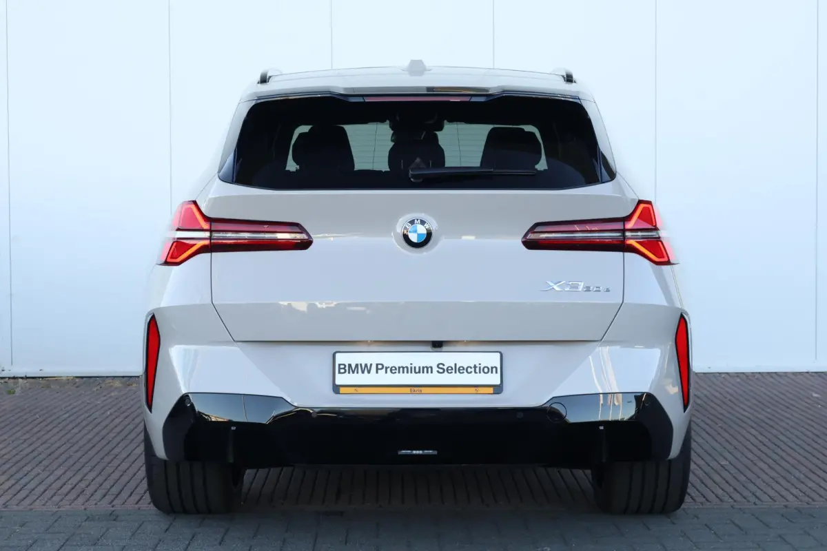 30e xDrive | Sport Pakket Pro | Panorama Dak | Harman Kardon | Driving Assistant Professional | Parking Assistant Plus | Elektr. Stoelen | Stuur & Stoelverwarming Voor en Achter |