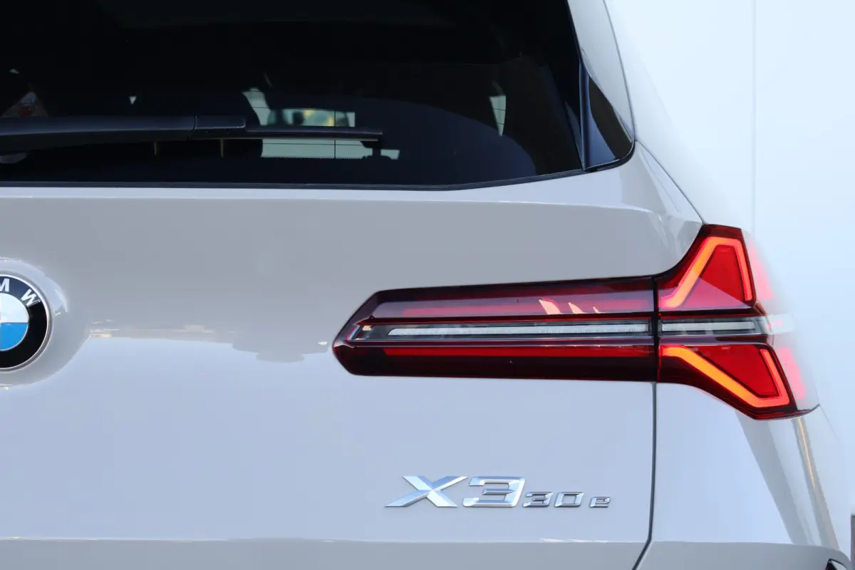 30e xDrive | Sport Pakket Pro | Panorama Dak | Harman Kardon | Driving Assistant Professional | Parking Assistant Plus | Elektr. Stoelen | Stuur & Stoelverwarming Voor en Achter |