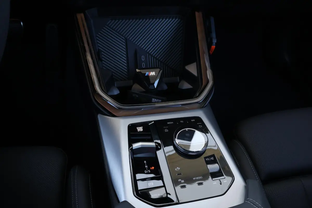 30e xDrive | Sport Pakket Pro | Panorama Dak | Harman Kardon | Driving Assistant Professional | Parking Assistant Plus | Elektr. Stoelen | Stuur & Stoelverwarming Voor en Achter |