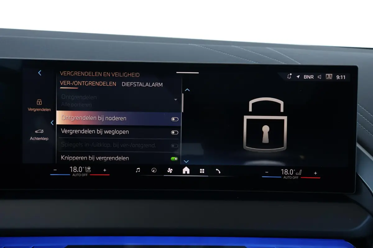 30e xDrive | Sport Pakket Pro | Panorama Dak | Harman Kardon | Driving Assistant Professional | Parking Assistant Plus | Elektr. Stoelen | Stuur & Stoelverwarming Voor en Achter |