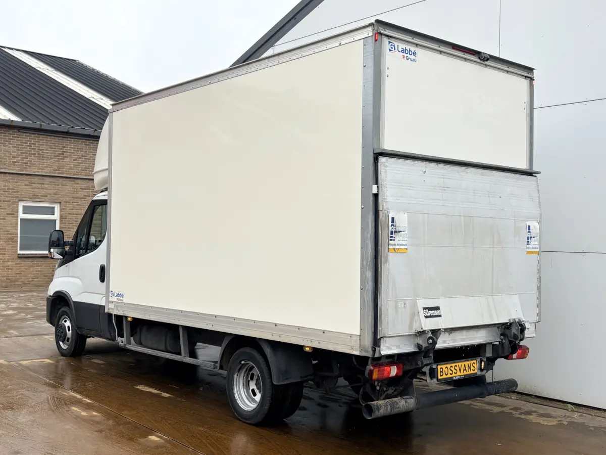 35C16 3.0 160PK Laadklep Zijdeur Camera Climate Control Bluetooth Bakwagen Meubelbak Koffer