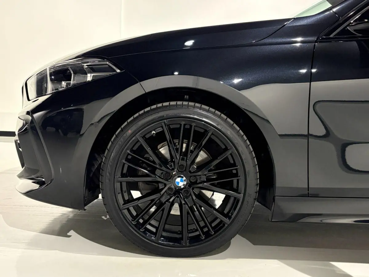 118i M Sport |PANODAK|KUIPSTOELEN|H&K|19''|ACC|HUD|CAM|SFEER|High Executive|LED|APPLE|