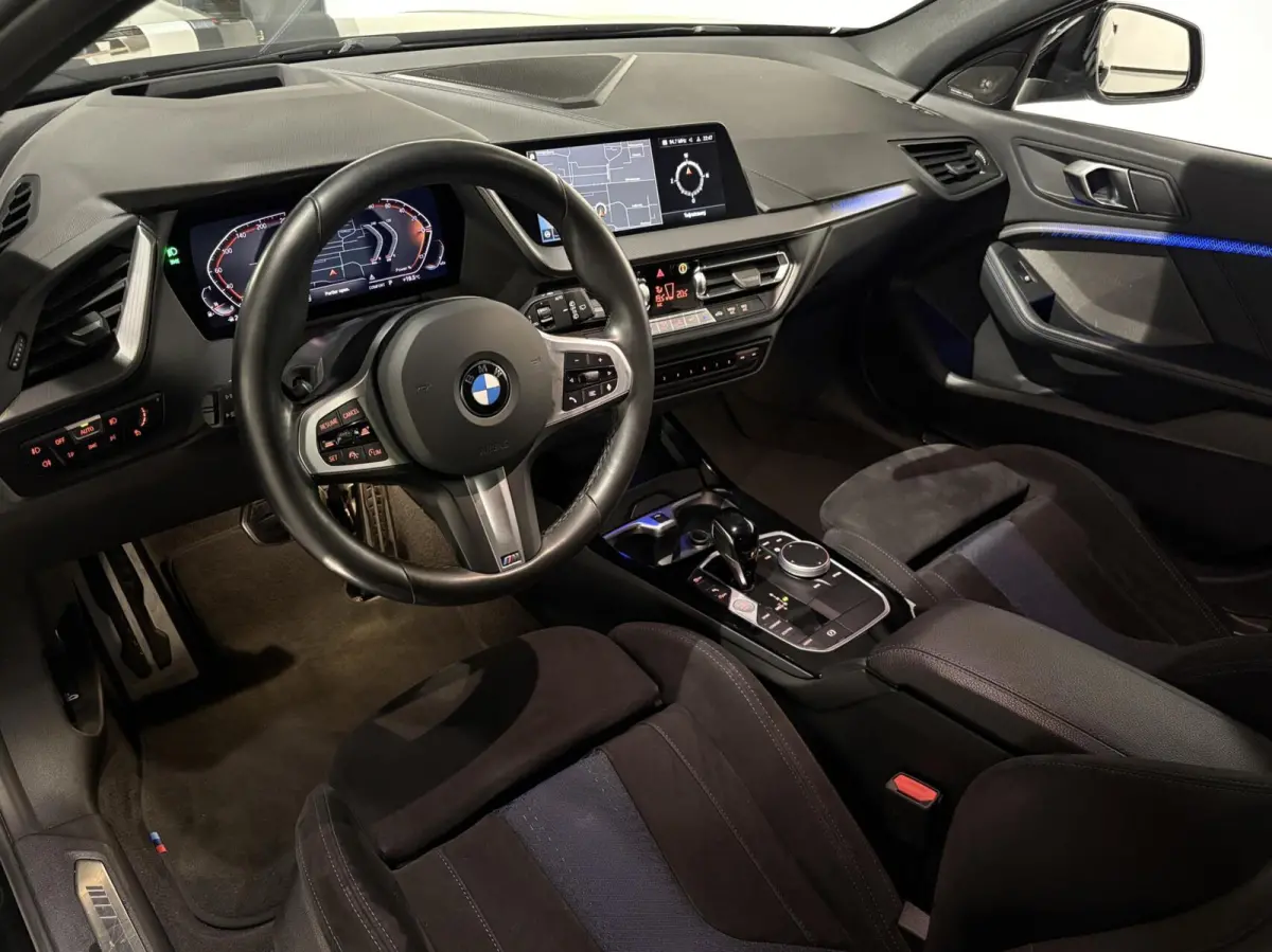118i M Sport |PANODAK|KUIPSTOELEN|H&K|19''|ACC|HUD|CAM|SFEER|High Executive|LED|APPLE|