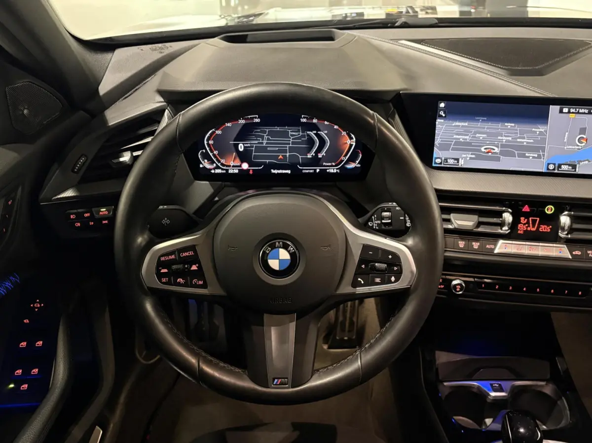 118i M Sport |PANODAK|KUIPSTOELEN|H&K|19''|ACC|HUD|CAM|SFEER|High Executive|LED|APPLE|