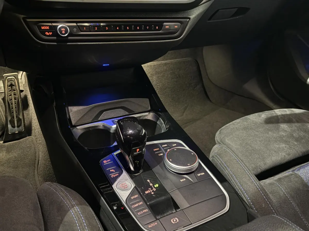 118i M Sport |PANODAK|KUIPSTOELEN|H&K|19''|ACC|HUD|CAM|SFEER|High Executive|LED|APPLE|