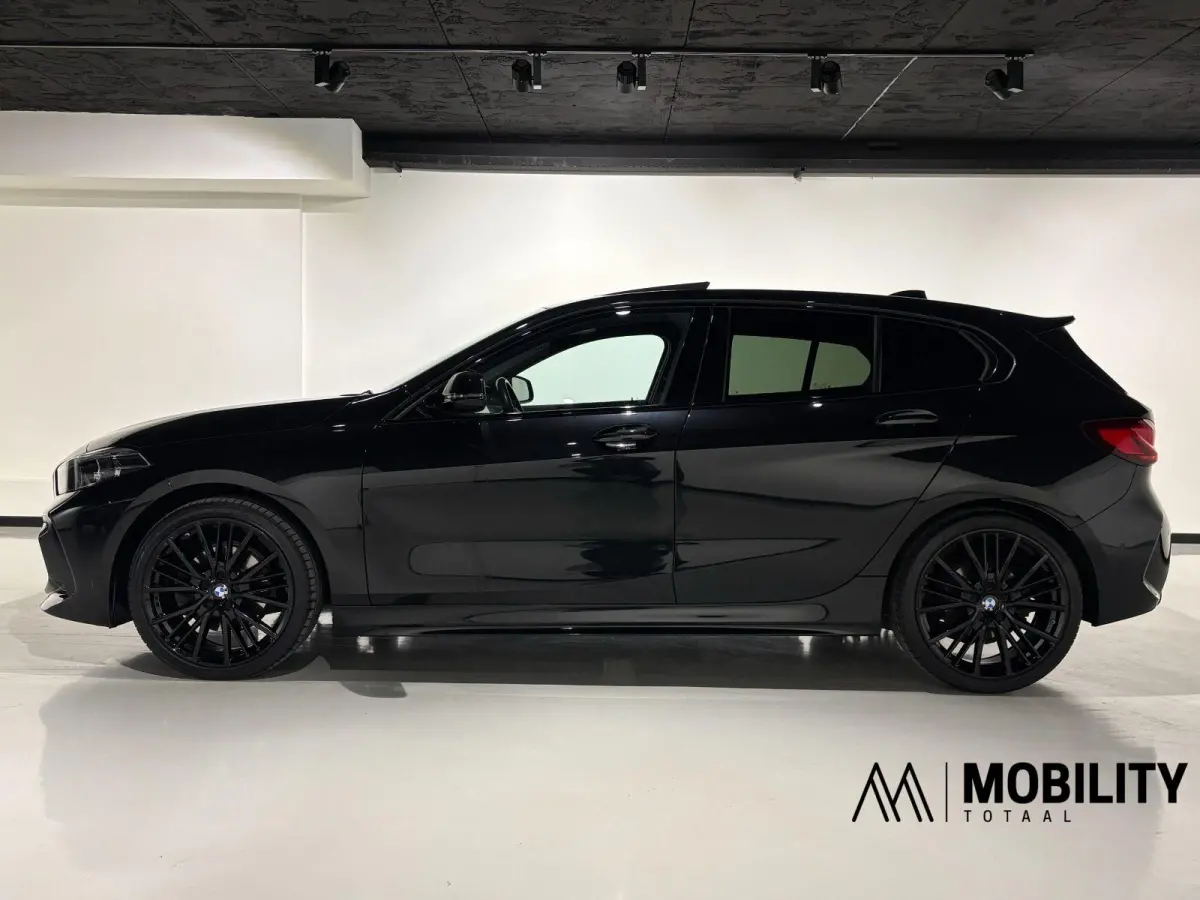 118i M Sport |PANODAK|KUIPSTOELEN|H&K|19''|ACC|HUD|CAM|SFEER|High Executive|LED|APPLE|