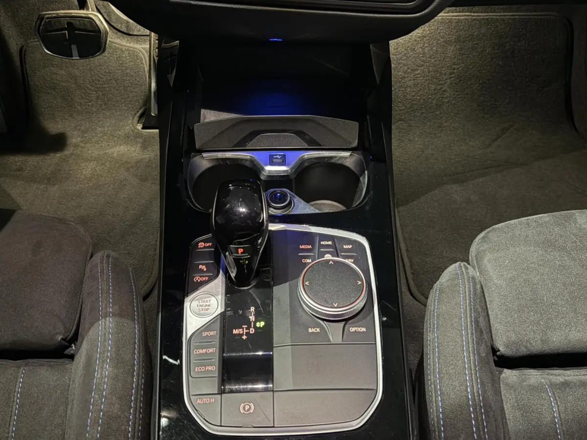 118i M Sport |PANODAK|KUIPSTOELEN|H&K|19''|ACC|HUD|CAM|SFEER|High Executive|LED|APPLE|