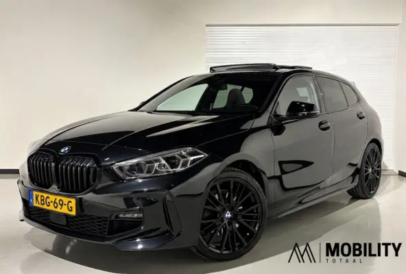 118i M Sport |PANODAK|KUIPSTOELEN|H&K|19''|ACC|HUD|CAM|SFEER|High Executive|LED|APPLE|
