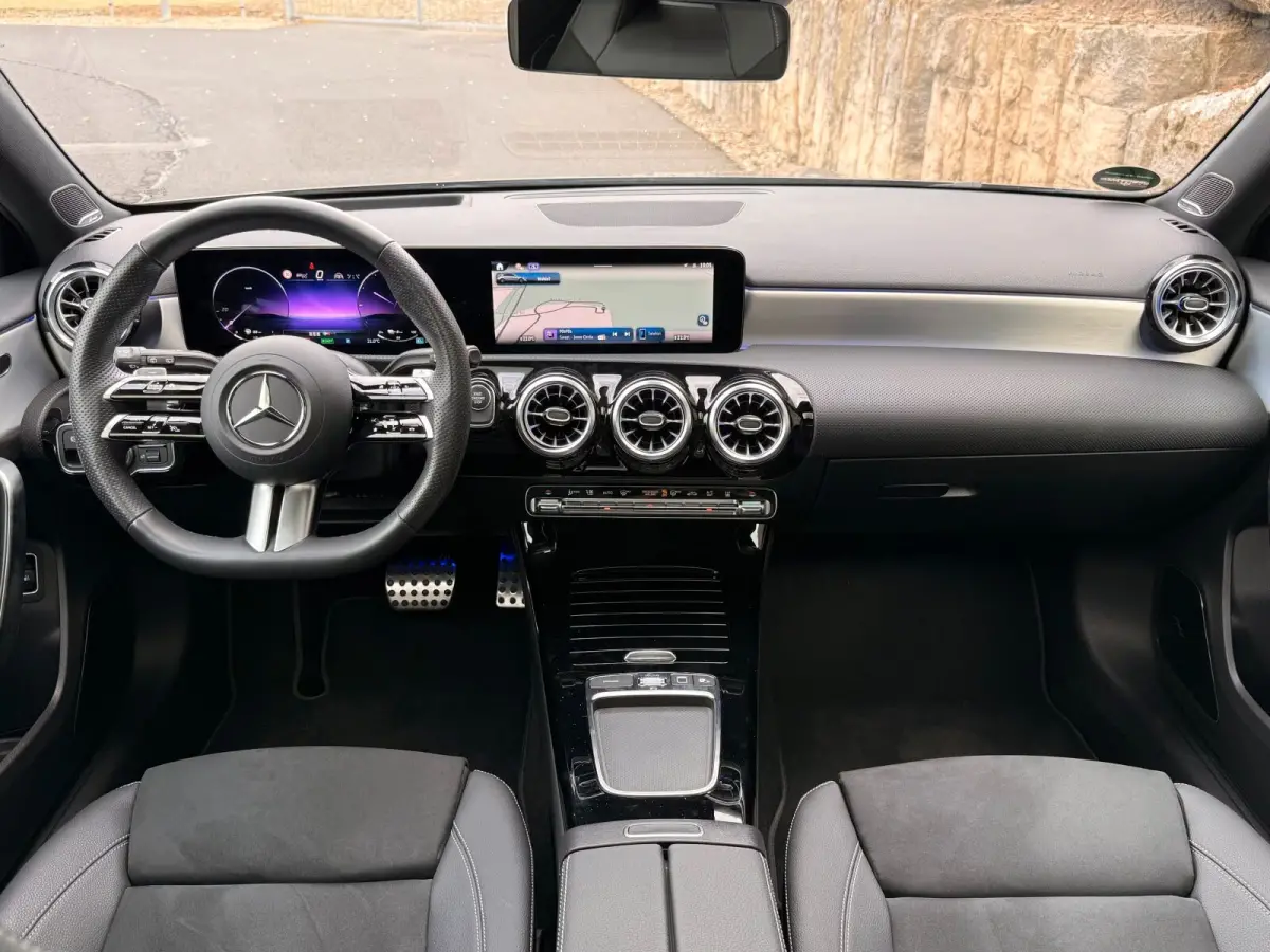 250e AMG ** NIGHT, MBUX+, PANO, MEMO, DISTR, 2-Zone CLIMA, 19-inch LMV,  ** 1e EIG - UNFALLFREI ** ** INFORMEER OOK NAAR ONZE AANTREKKELIJKE FINANCIAL-LEASE TARIEVEN **