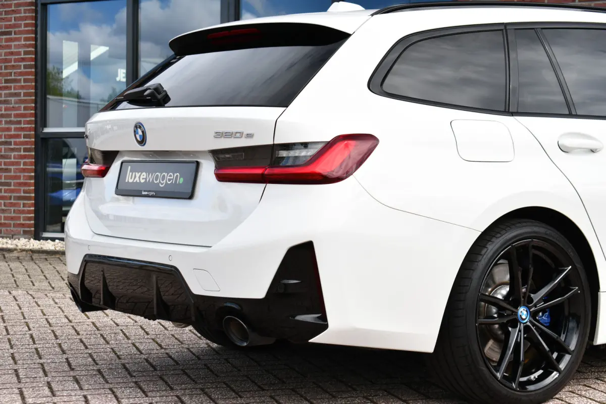 320e xDrive M-Sport Pro Pano ACC Trekh El-zetels H/K 19inch