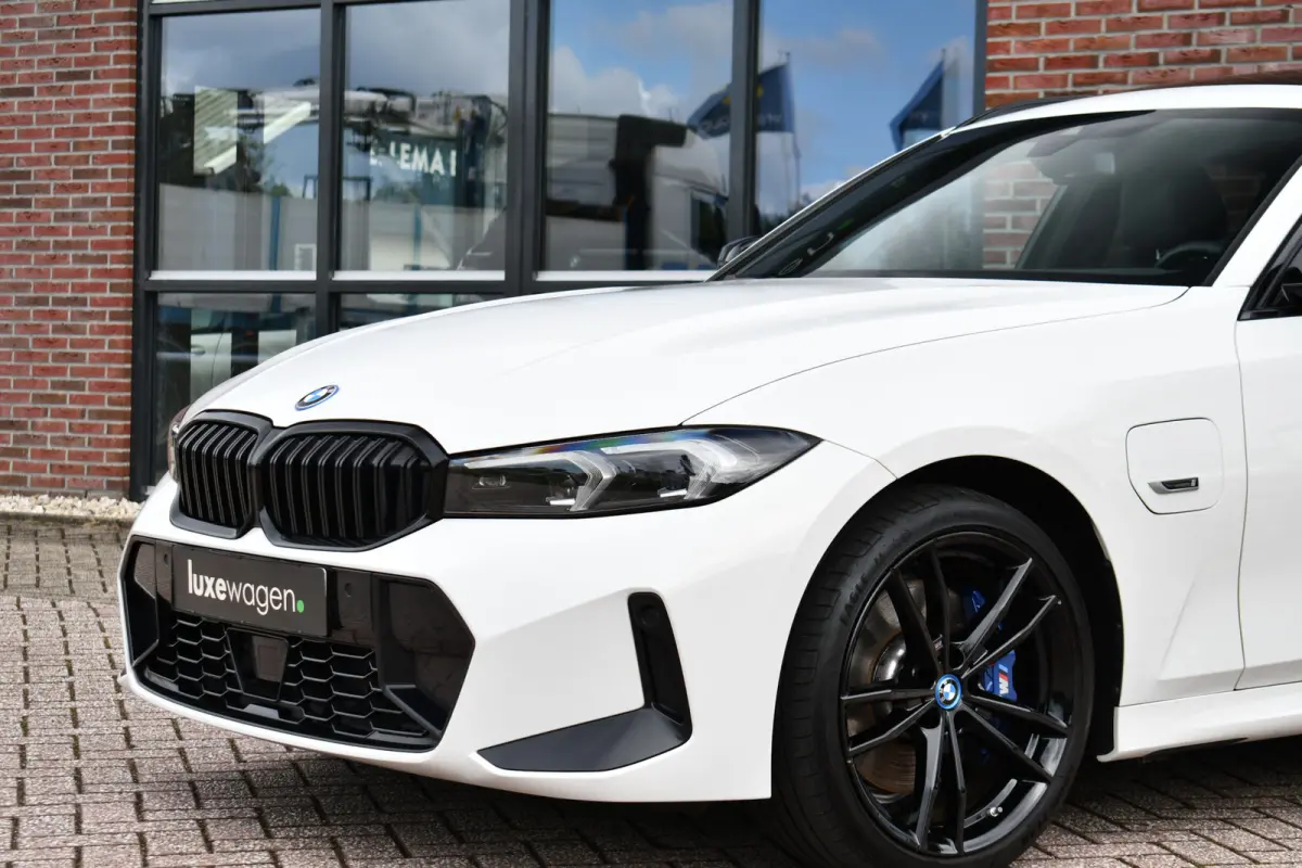 320e xDrive M-Sport Pro Pano ACC Trekh El-zetels H/K 19inch