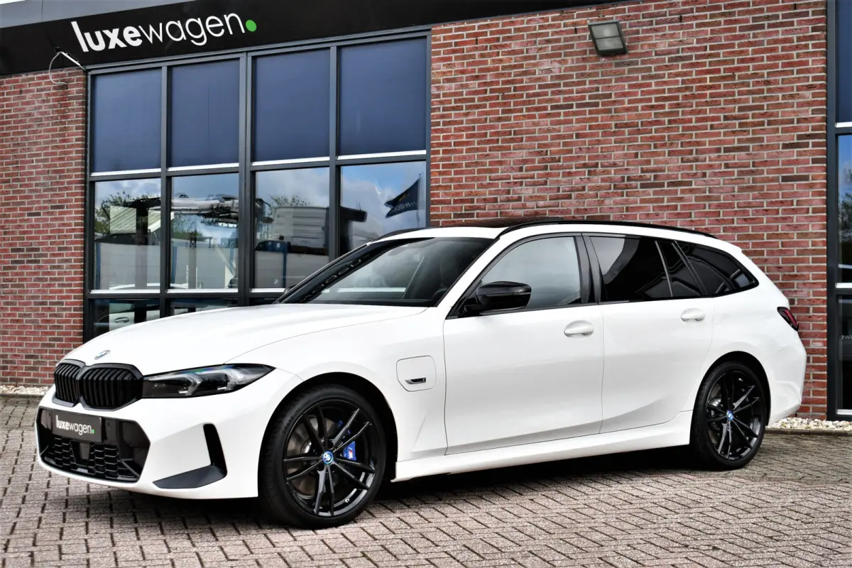 320e xDrive M-Sport Pro Pano ACC Trekh El-zetels H/K 19inch