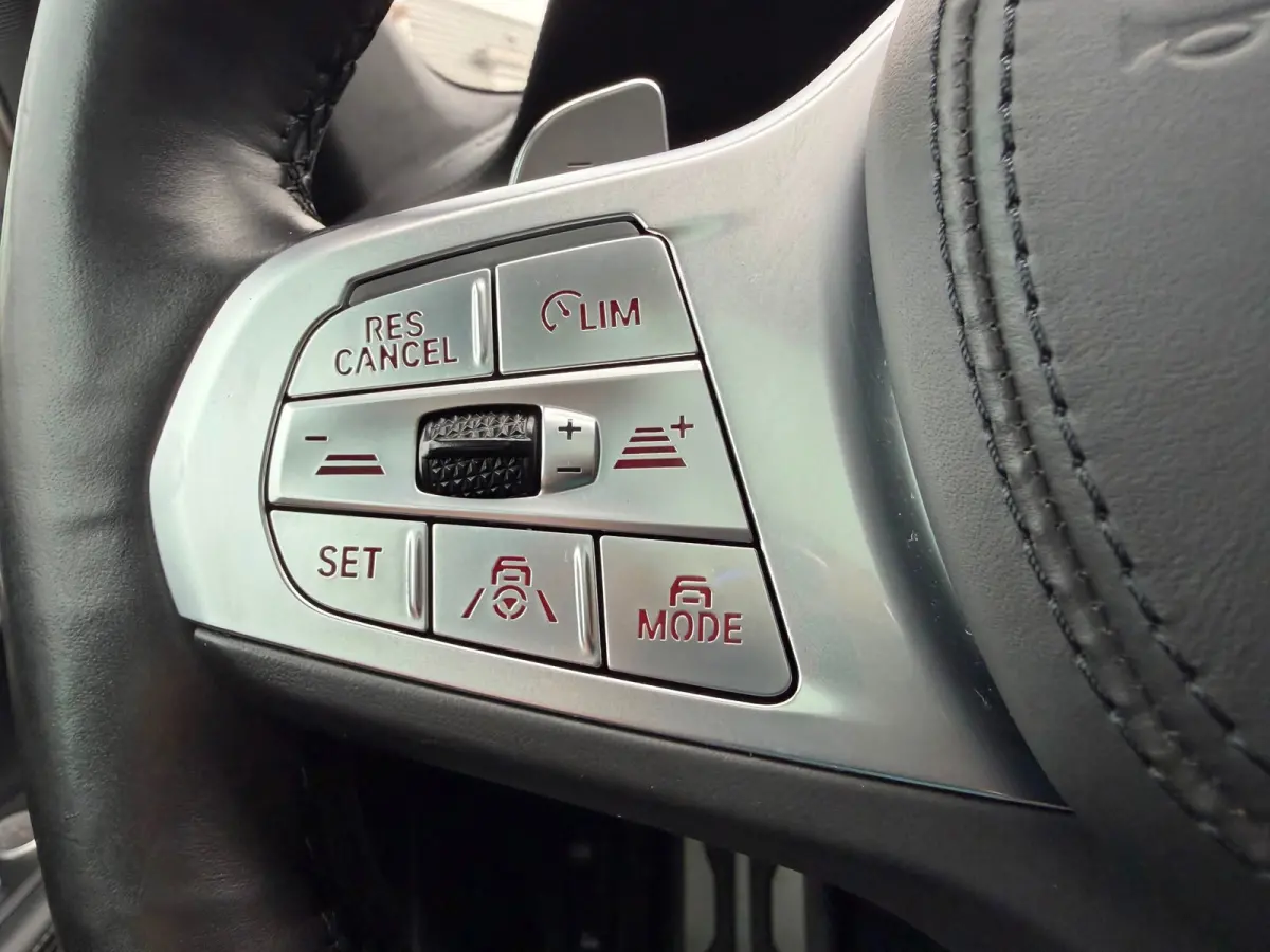 745e M-Sport / Champagner Quartz / Massage / ACC / NAP / Service t/m 2028!