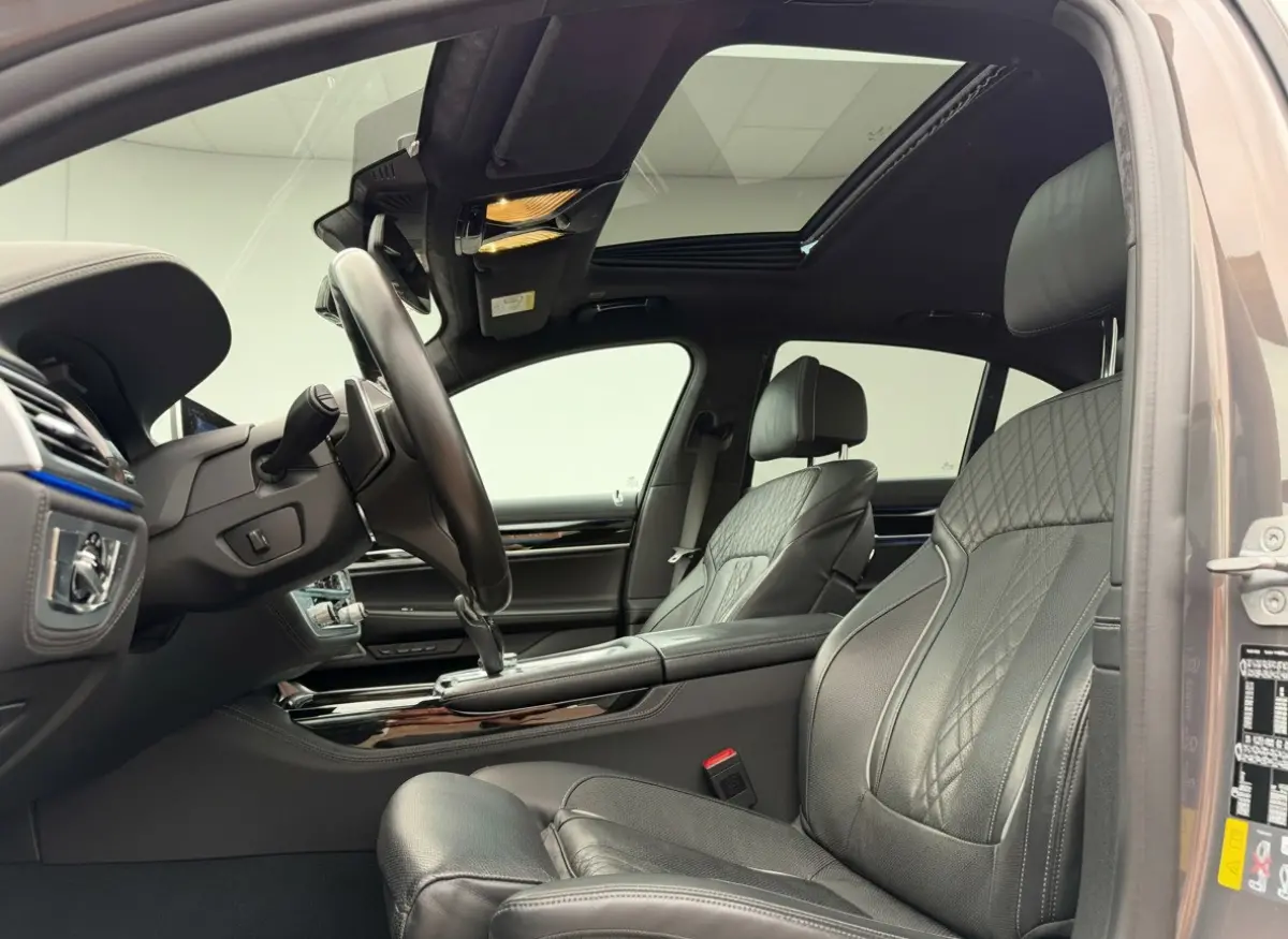 745e M-Sport / Champagner Quartz / Massage / ACC / NAP / Service t/m 2028!