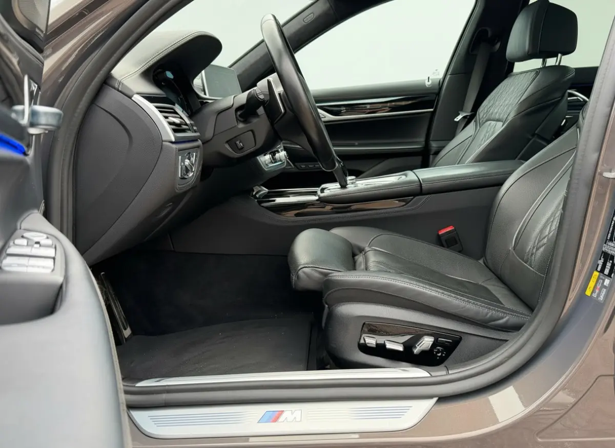 745e M-Sport / Champagner Quartz / Massage / ACC / NAP / Service t/m 2028!