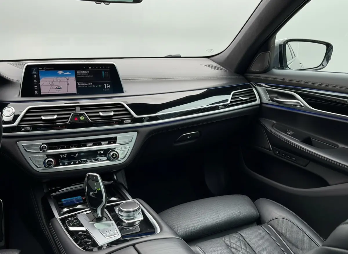 745e M-Sport / Champagner Quartz / Massage / ACC / NAP / Service t/m 2028!