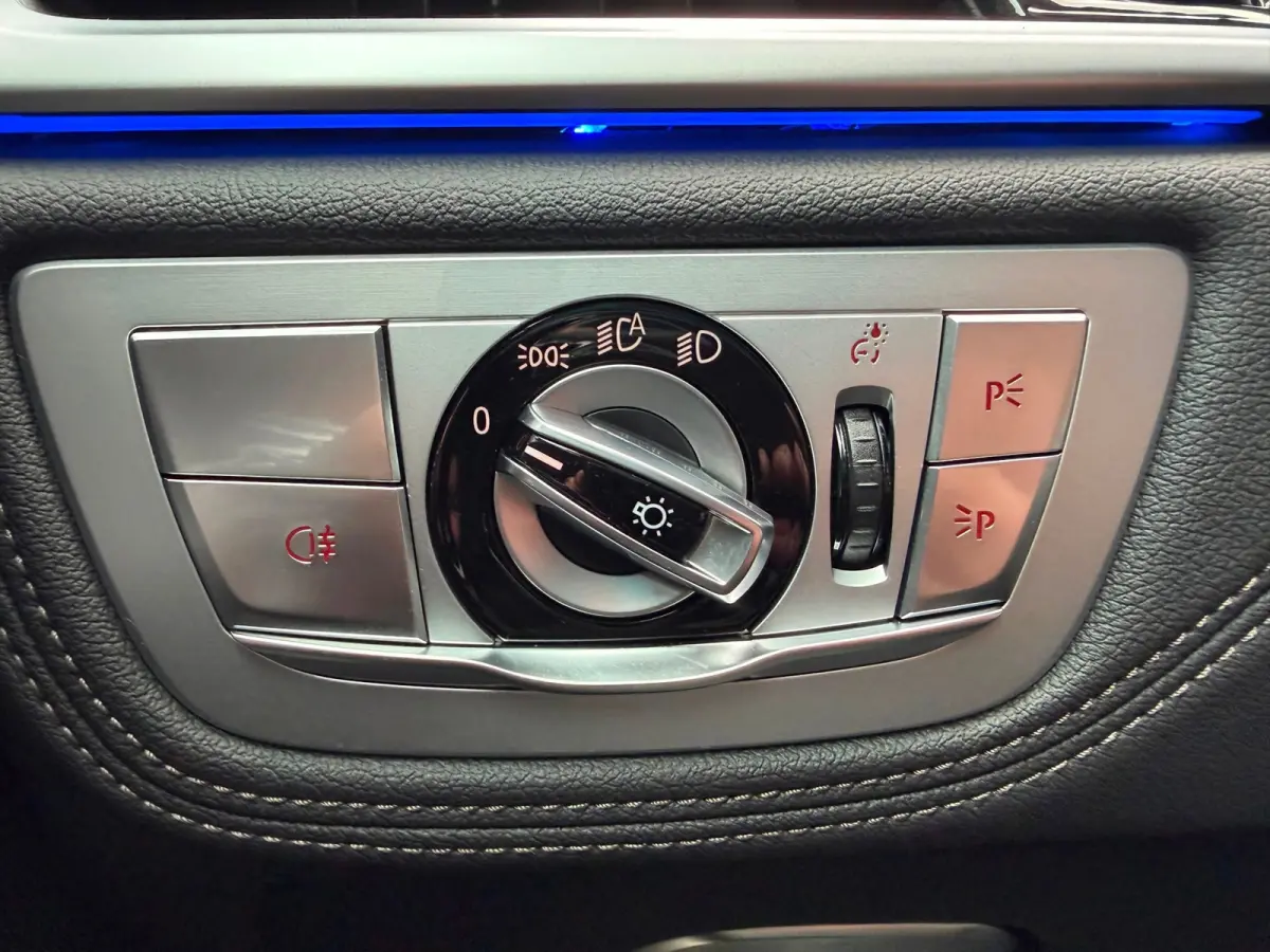 745e M-Sport / Champagner Quartz / Massage / ACC / NAP / Service t/m 2028!