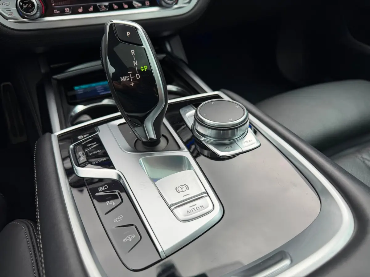 745e M-Sport / Champagner Quartz / Massage / ACC / NAP / Service t/m 2028!