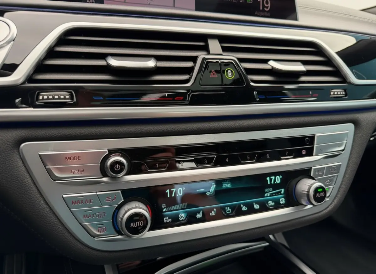 745e M-Sport / Champagner Quartz / Massage / ACC / NAP / Service t/m 2028!