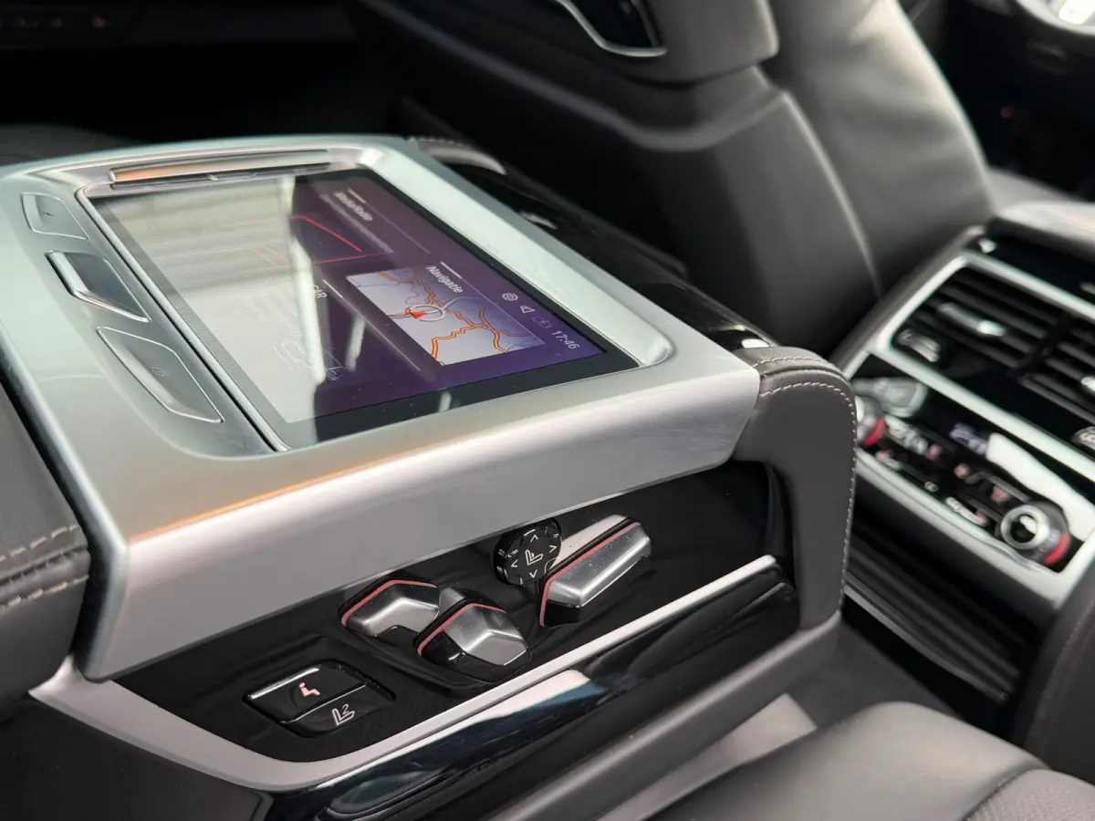 745e M-Sport / Champagner Quartz / Massage / ACC / NAP / Service t/m 2028!