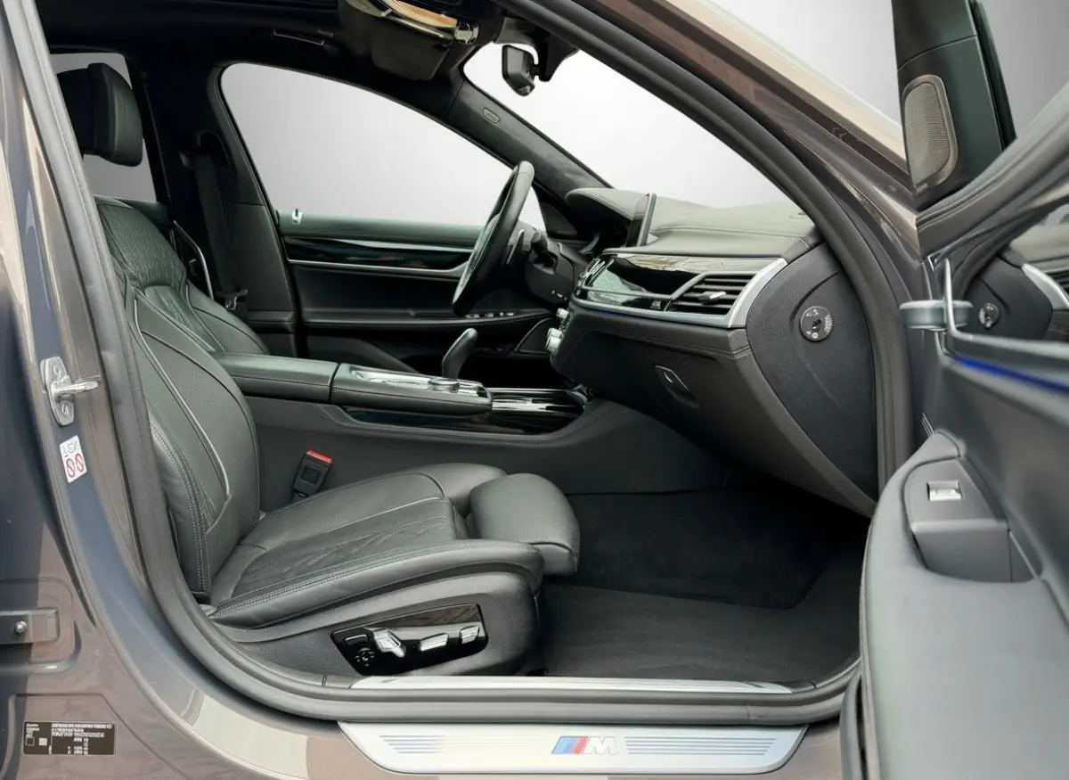 745e M-Sport / Champagner Quartz / Massage / ACC / NAP / Service t/m 2028!