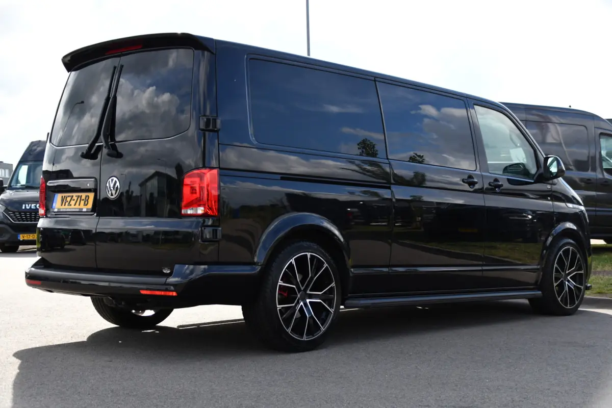 2.0 TDI L2H1 30 DC Bulli Black Edition Adaptieve Cruise, Virtual, Camera, Carplay, Stoelverwarming, LED, 2 x Schuifdeur, Automaat, Trekhaak, Sensoren, Uniek!
