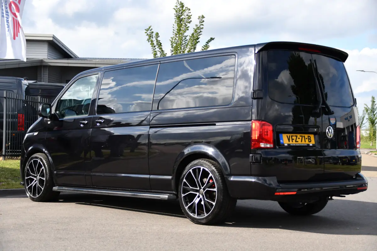 2.0 TDI L2H1 30 DC Bulli Black Edition Adaptieve Cruise, Virtual, Camera, Carplay, Stoelverwarming, LED, 2 x Schuifdeur, Automaat, Trekhaak, Sensoren, Uniek!