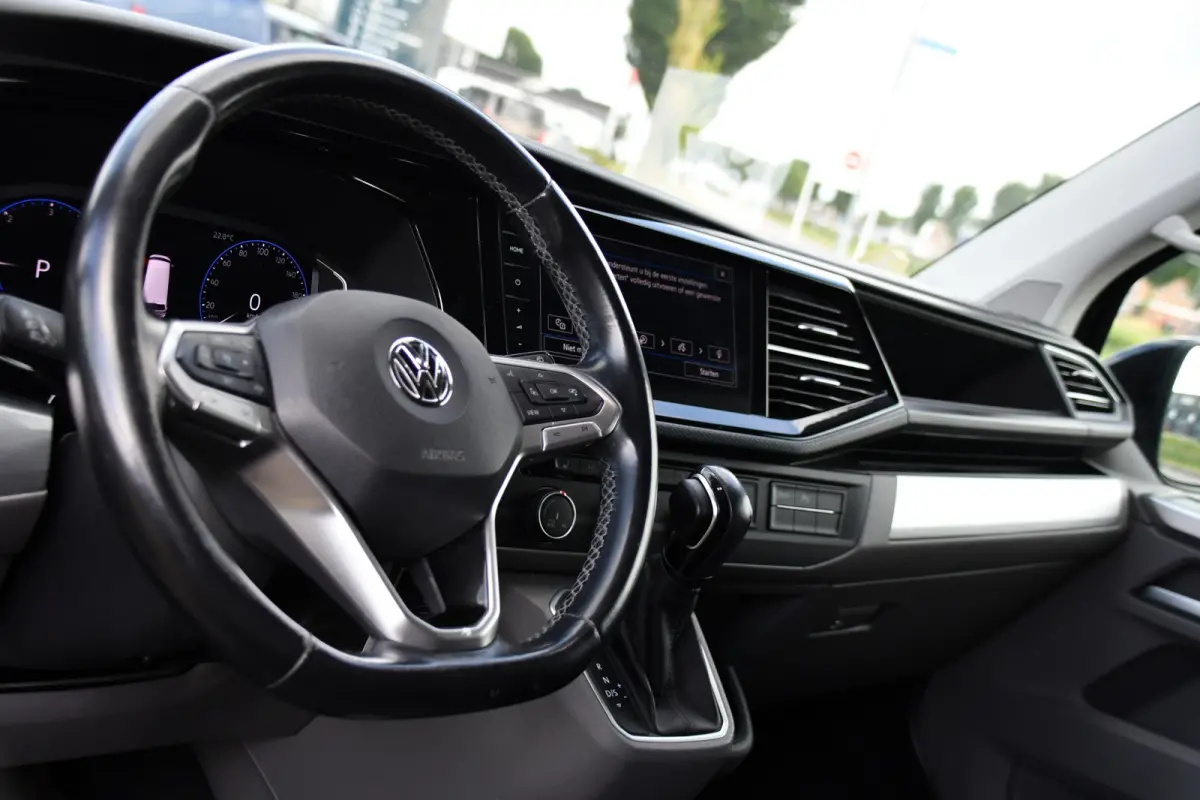 2.0 TDI L2H1 30 DC Bulli Black Edition Adaptieve Cruise, Virtual, Camera, Carplay, Stoelverwarming, LED, 2 x Schuifdeur, Automaat, Trekhaak, Sensoren, Uniek!