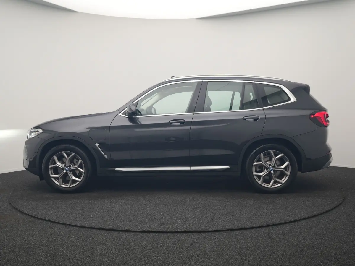 xDrive30e PHEV FACELIFT 293pk Dealer O.H | Panodak | 360 Camera | Adaptive Cruise | Head Up | Lederen Sportstoelen Verwarmd | Keyless | BLIS | Apple Carplay | Navigatie | Virtual | DAB | 19"