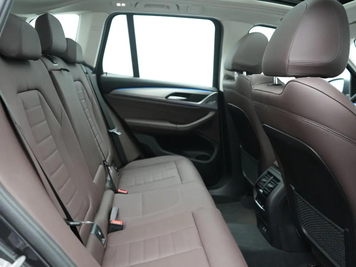 xDrive30e PHEV FACELIFT 293pk Dealer O.H | Panodak | 360 Camera | Adaptive Cruise | Head Up | Lederen Sportstoelen Verwarmd | Keyless | BLIS | Apple Carplay | Navigatie | Virtual | DAB | 19"