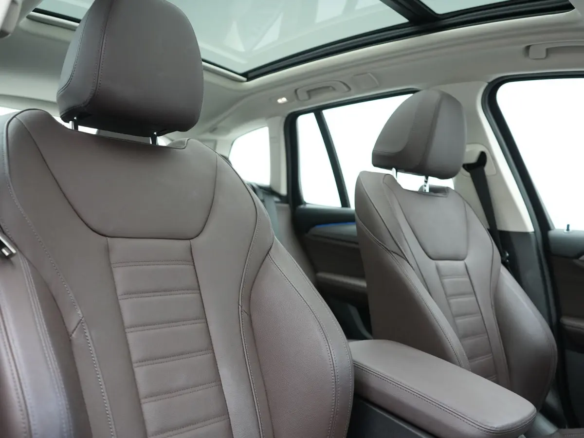 xDrive30e PHEV FACELIFT 293pk Dealer O.H | Panodak | 360 Camera | Adaptive Cruise | Head Up | Lederen Sportstoelen Verwarmd | Keyless | BLIS | Apple Carplay | Navigatie | Virtual | DAB | 19"