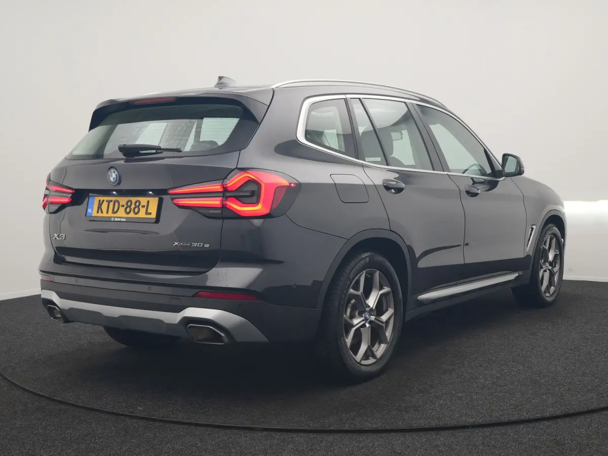 xDrive30e PHEV FACELIFT 293pk Dealer O.H | Panodak | 360 Camera | Adaptive Cruise | Head Up | Lederen Sportstoelen Verwarmd | Keyless | BLIS | Apple Carplay | Navigatie | Virtual | DAB | 19"