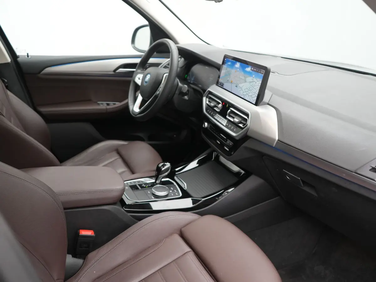 xDrive30e PHEV FACELIFT 293pk Dealer O.H | Panodak | 360 Camera | Adaptive Cruise | Head Up | Lederen Sportstoelen Verwarmd | Keyless | BLIS | Apple Carplay | Navigatie | Virtual | DAB | 19"