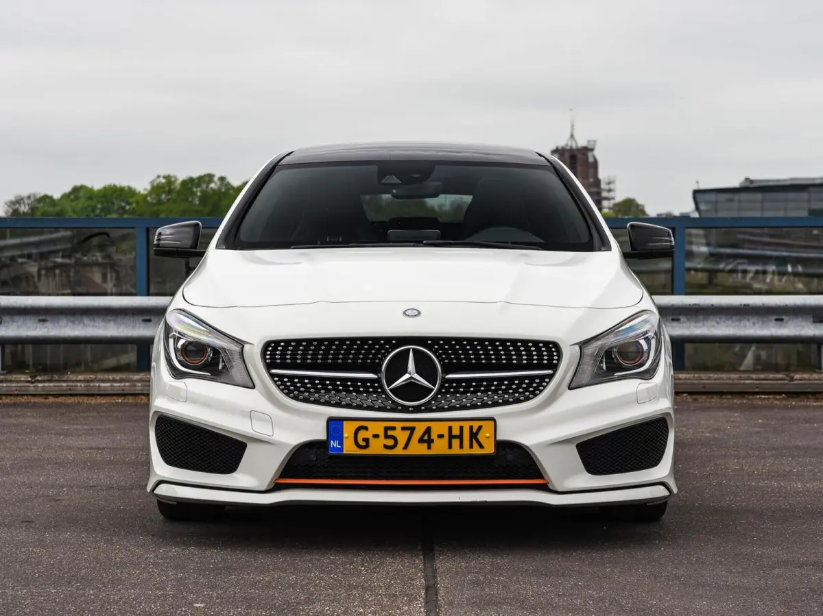 200 OrangeArt AMG Night Edition 156 PK | Panoramadak | Bi-xenon | Camera | Stoelverwarming | Navigatie | 18"