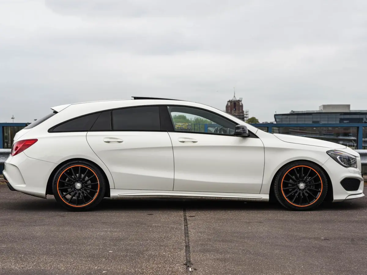 200 OrangeArt AMG Night Edition 156 PK | Panoramadak | Bi-xenon | Camera | Stoelverwarming | Navigatie | 18"