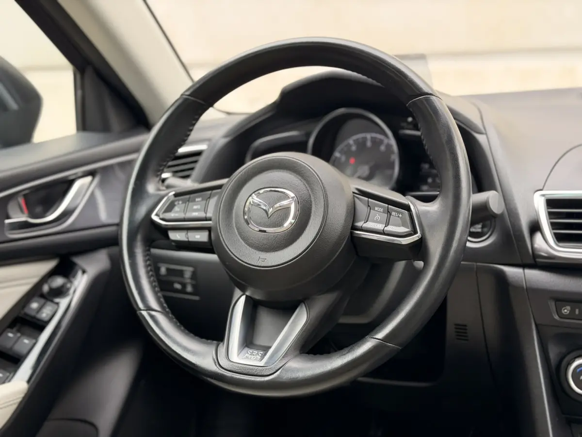 2.0 SkyActiv-G Leder HUD 18' Camera Keyless Navi Cruise Clima