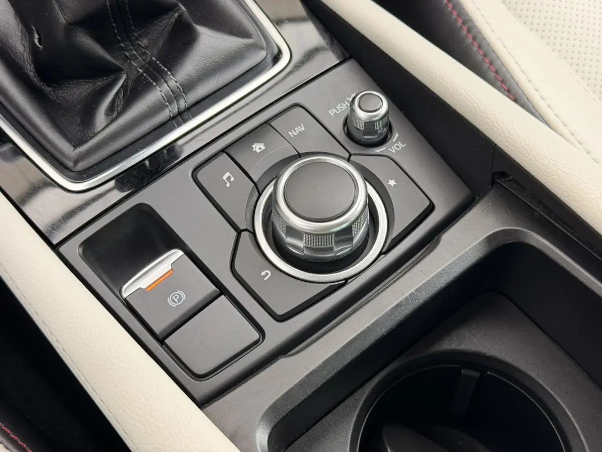 2.0 SkyActiv-G Leder HUD 18' Camera Keyless Navi Cruise Clima