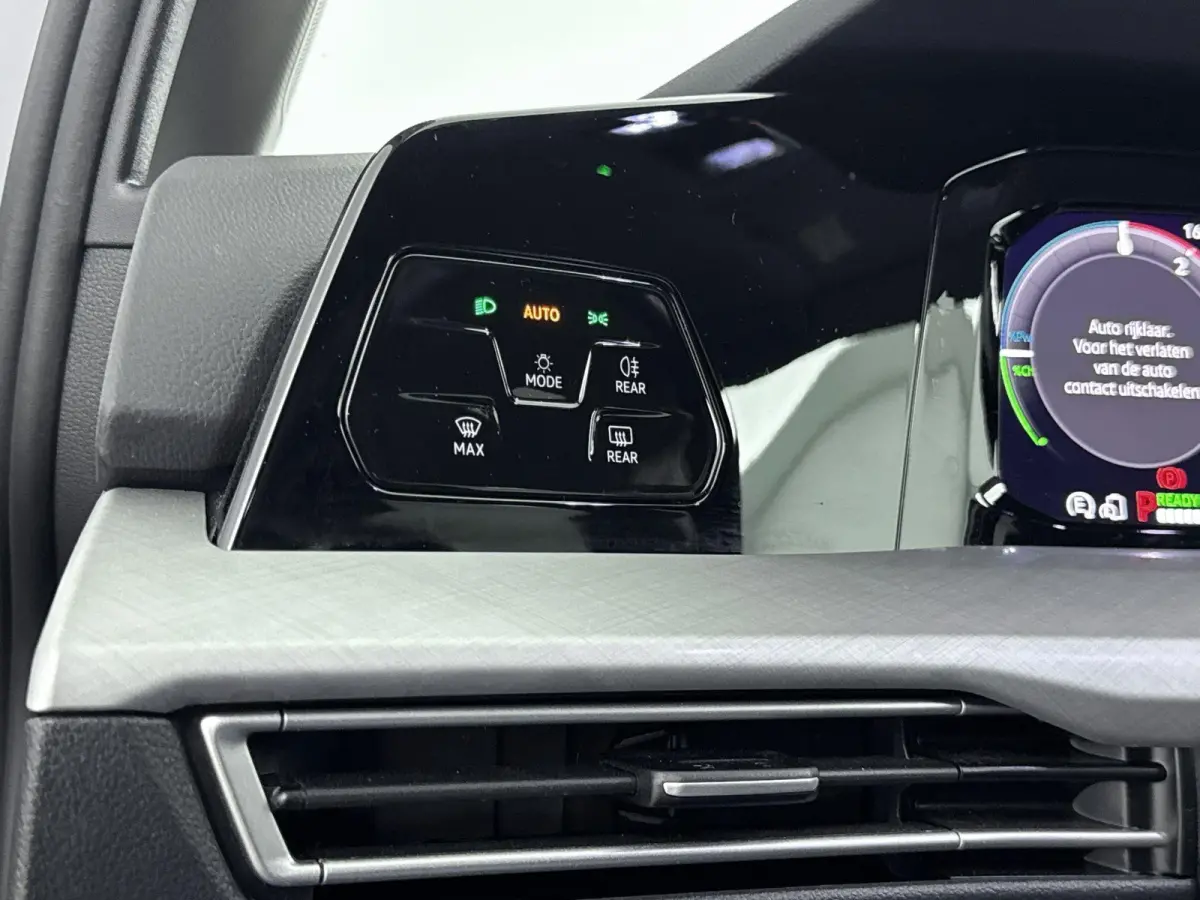 1.5 eHybrid Life Edition 204PK | Apple Carplay | Stoel+stuur verwarming | Camera| Parkeersensoren | Standkachel |
