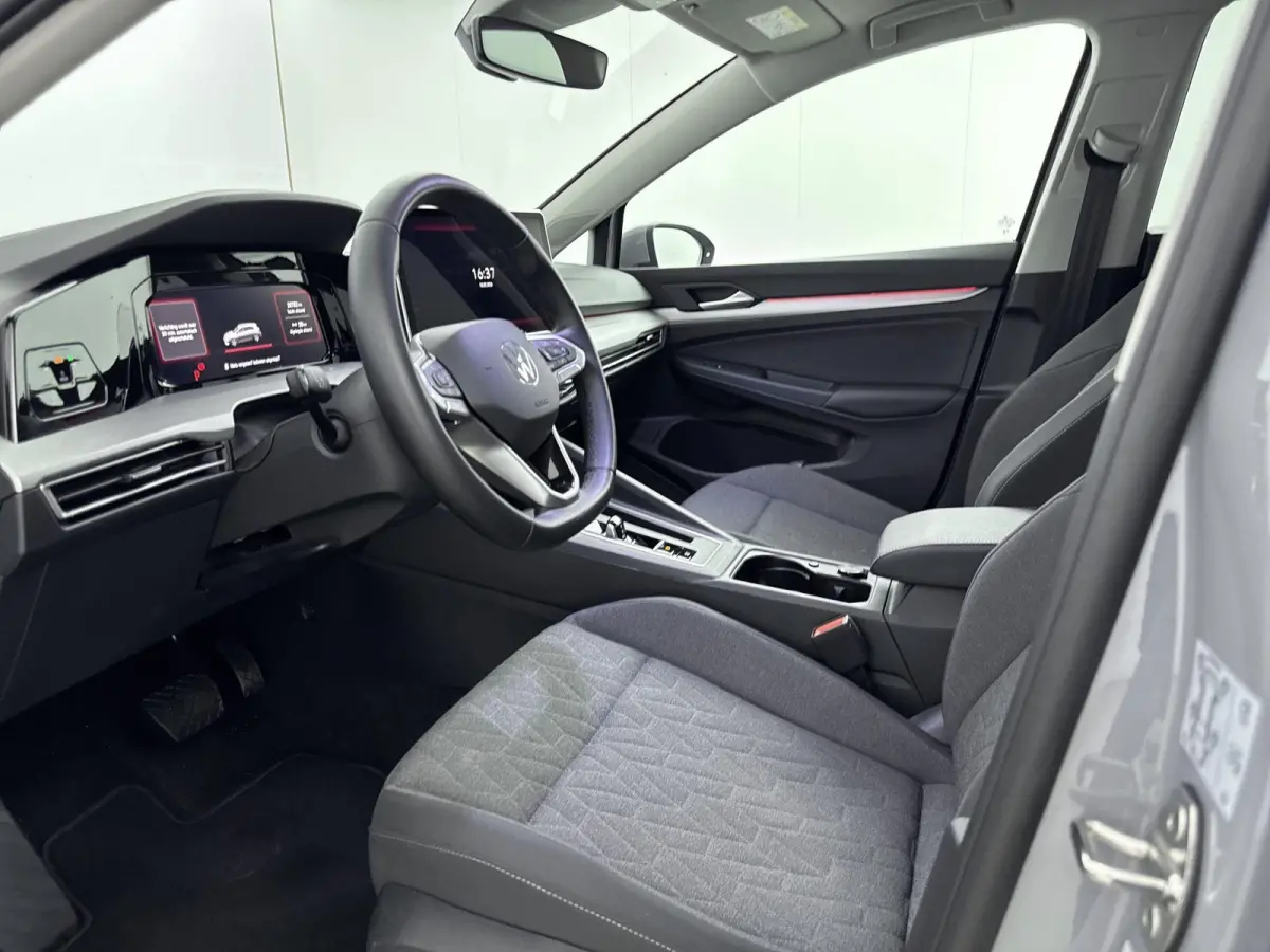 1.5 eHybrid Life Edition 204PK | Apple Carplay | Stoel+stuur verwarming | Camera| Parkeersensoren | Standkachel |
