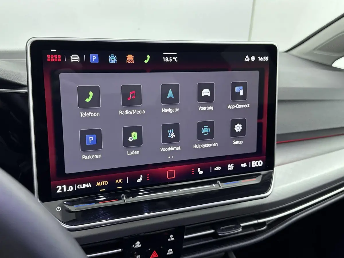 1.5 eHybrid Life Edition 204PK | Apple Carplay | Stoel+stuur verwarming | Camera| Parkeersensoren | Standkachel |