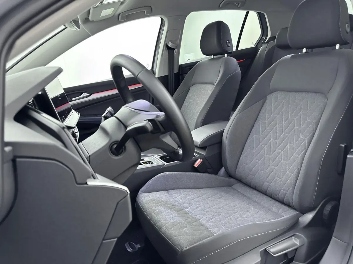 1.5 eHybrid Life Edition 204PK | Apple Carplay | Stoel+stuur verwarming | Camera| Parkeersensoren | Standkachel |