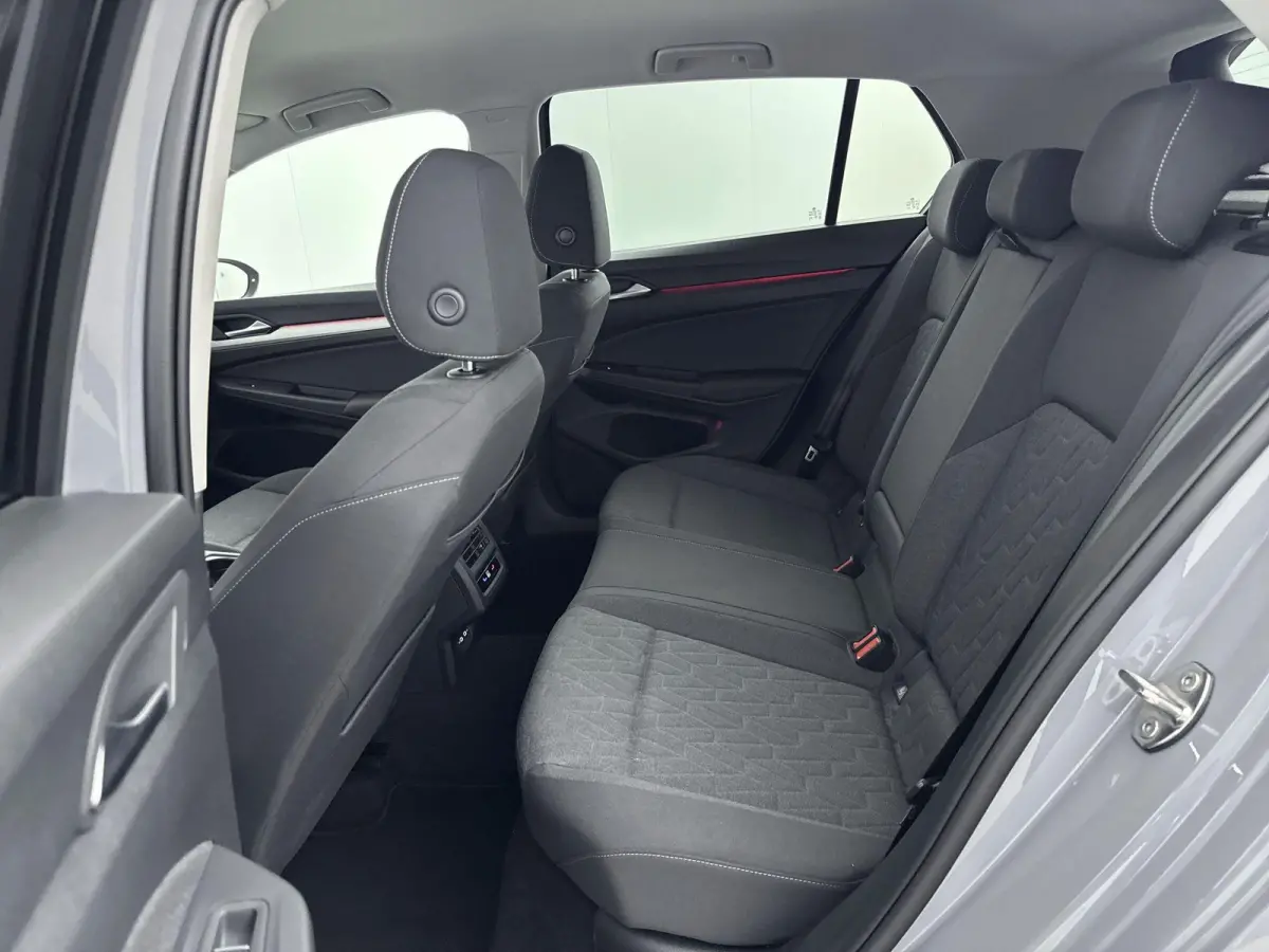 1.5 eHybrid Life Edition 204PK | Apple Carplay | Stoel+stuur verwarming | Camera| Parkeersensoren | Standkachel |