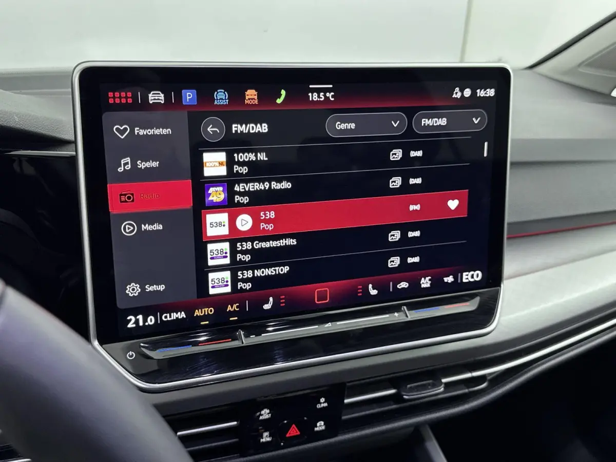 1.5 eHybrid Life Edition 204PK | Apple Carplay | Stoel+stuur verwarming | Camera| Parkeersensoren | Standkachel |